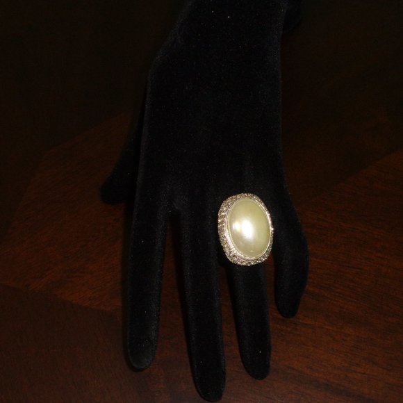Faux oversized pearl ring-costume jewelry - Picture 8 of 11